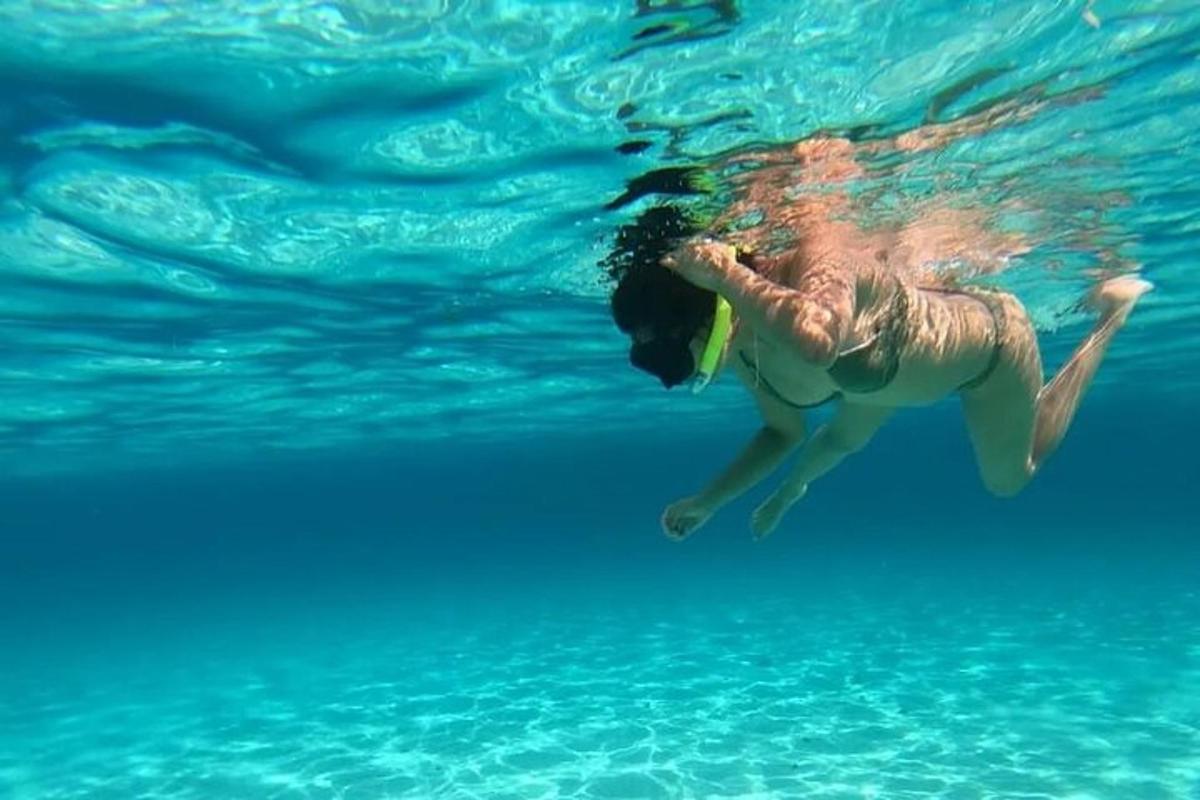 una persona está nadando en el agua