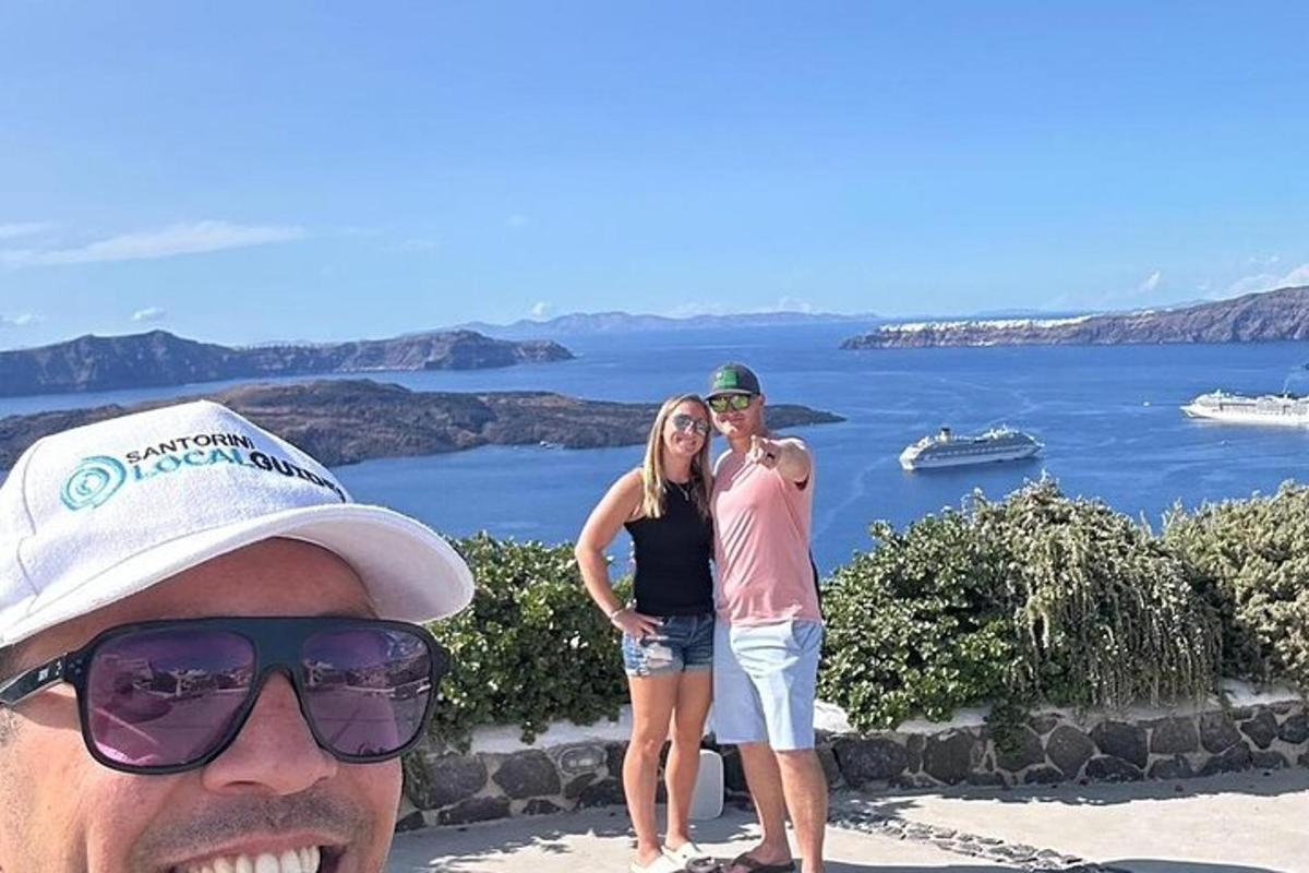 muž a žena stojící před oceánem