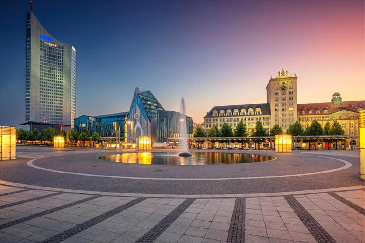 una fontana nel mezzo di una città con edifici