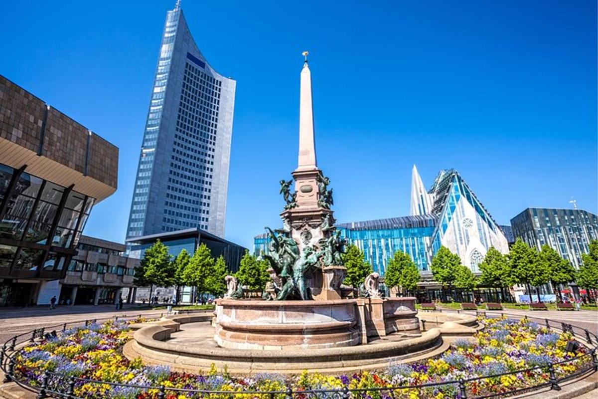 una fontana con una statua al centro di una città