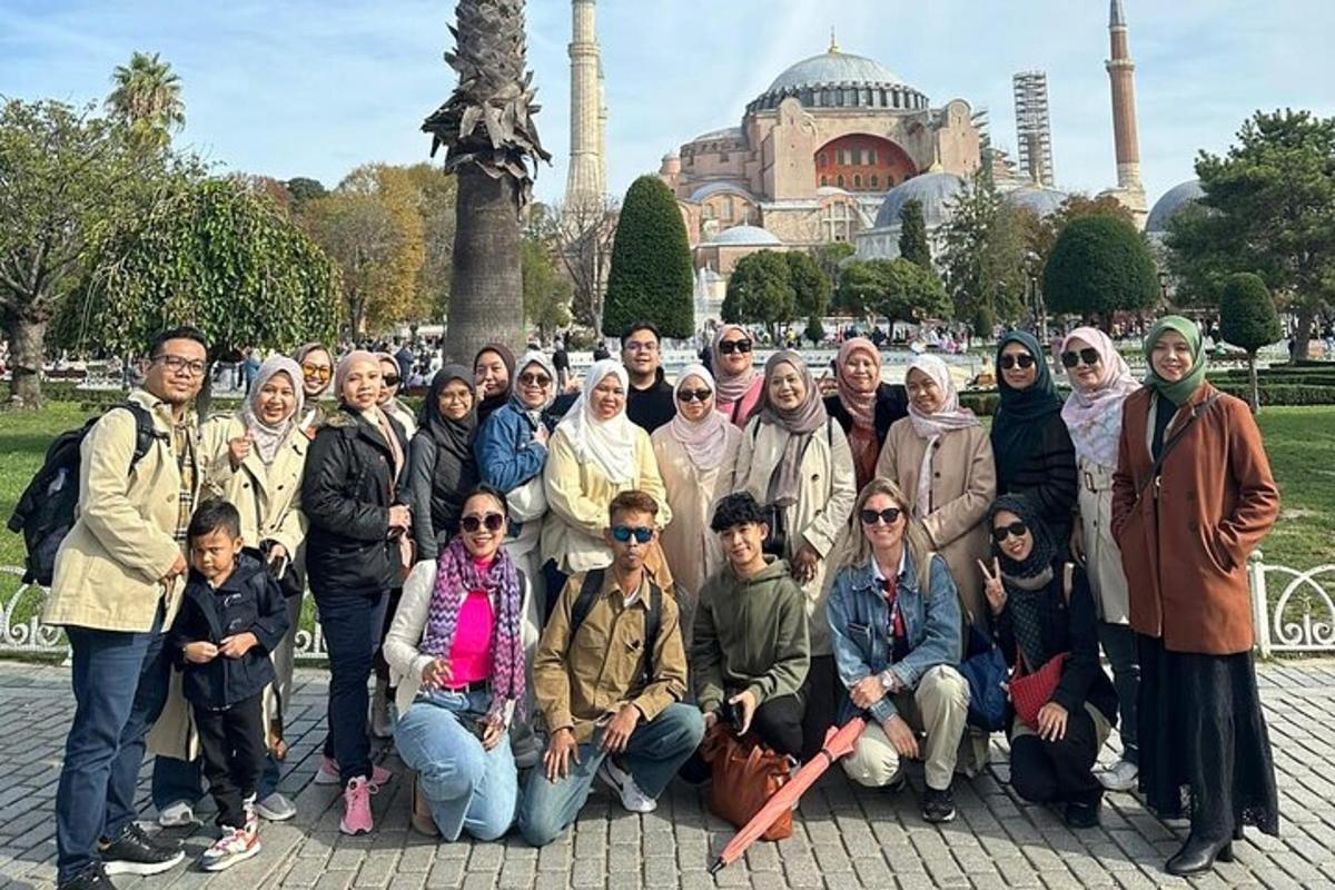 un gruppo di persone in posa per una foto davanti a una moschea