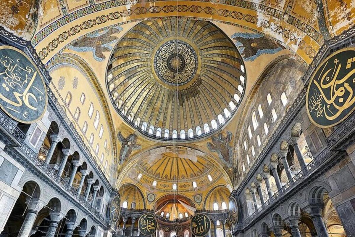 un grande edificio con un soffitto a cupola