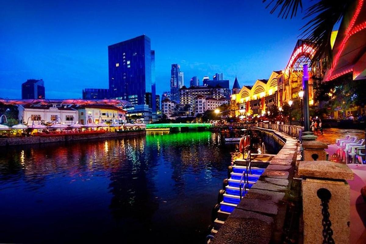 pemandangan sungai dengan kota di malam hari