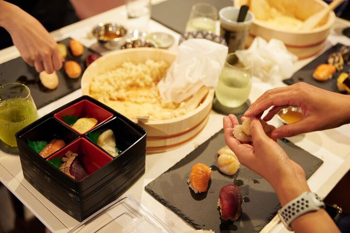 une table garnie de sushis et un plateau de nourriture