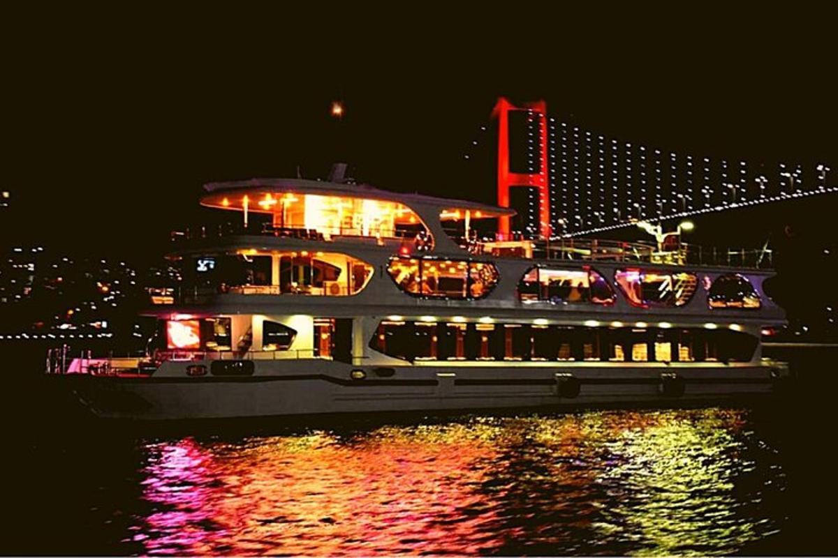 un gran barco en el agua por la noche