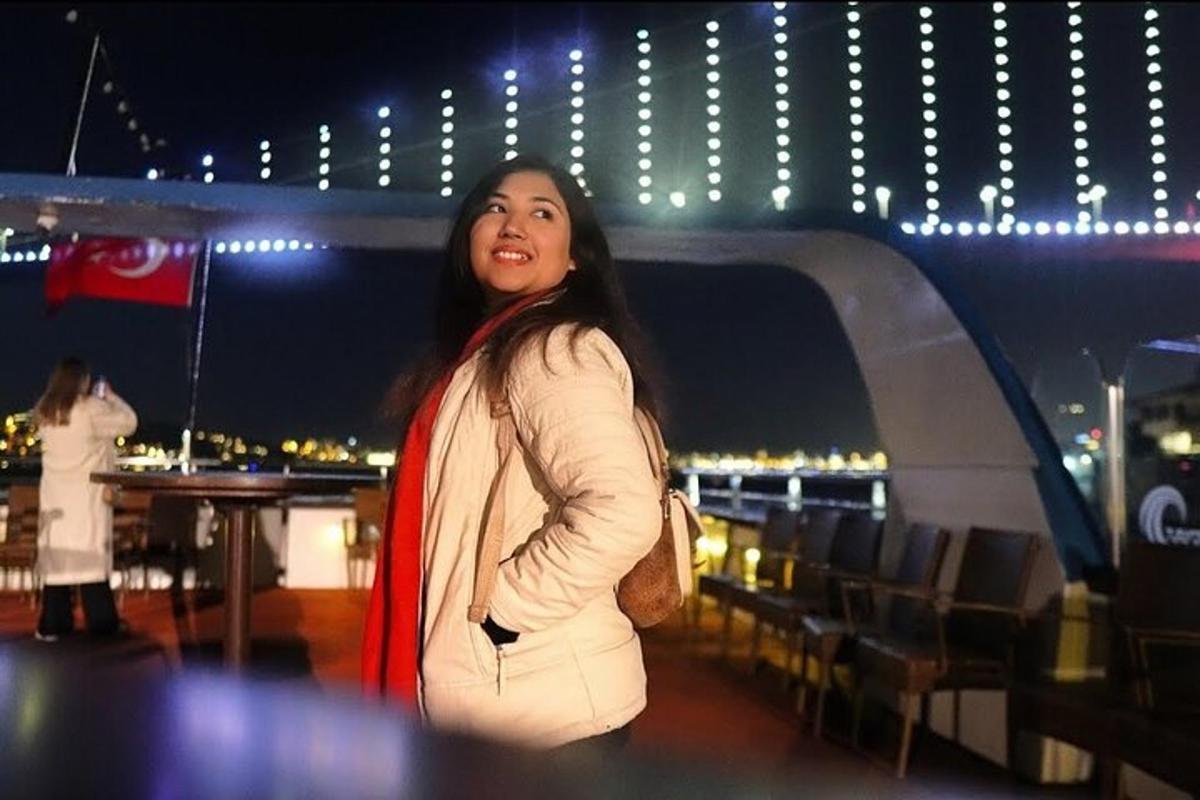 Una mujer parada en un tejado por la noche