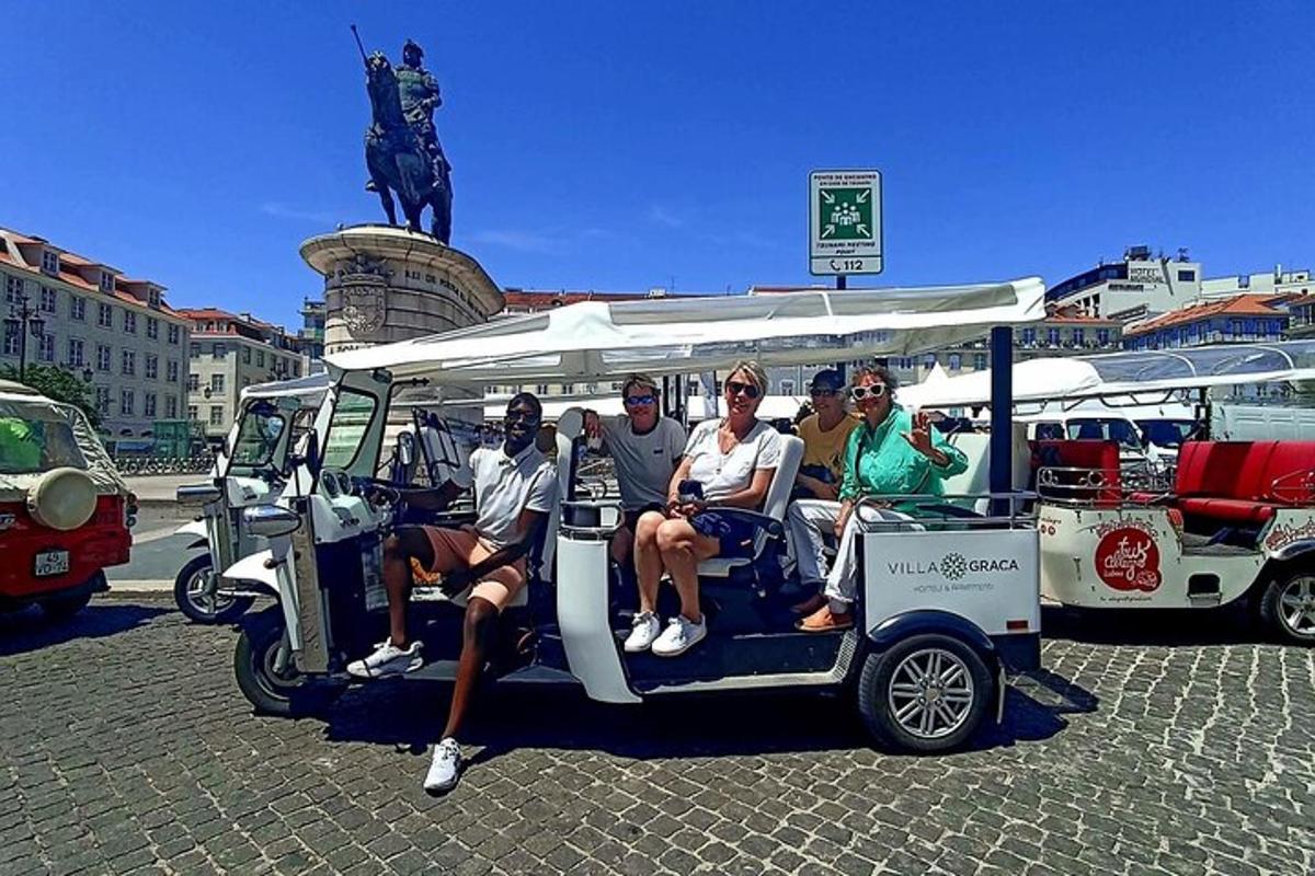 skupina lidí jedoucích v golfovém vozíku