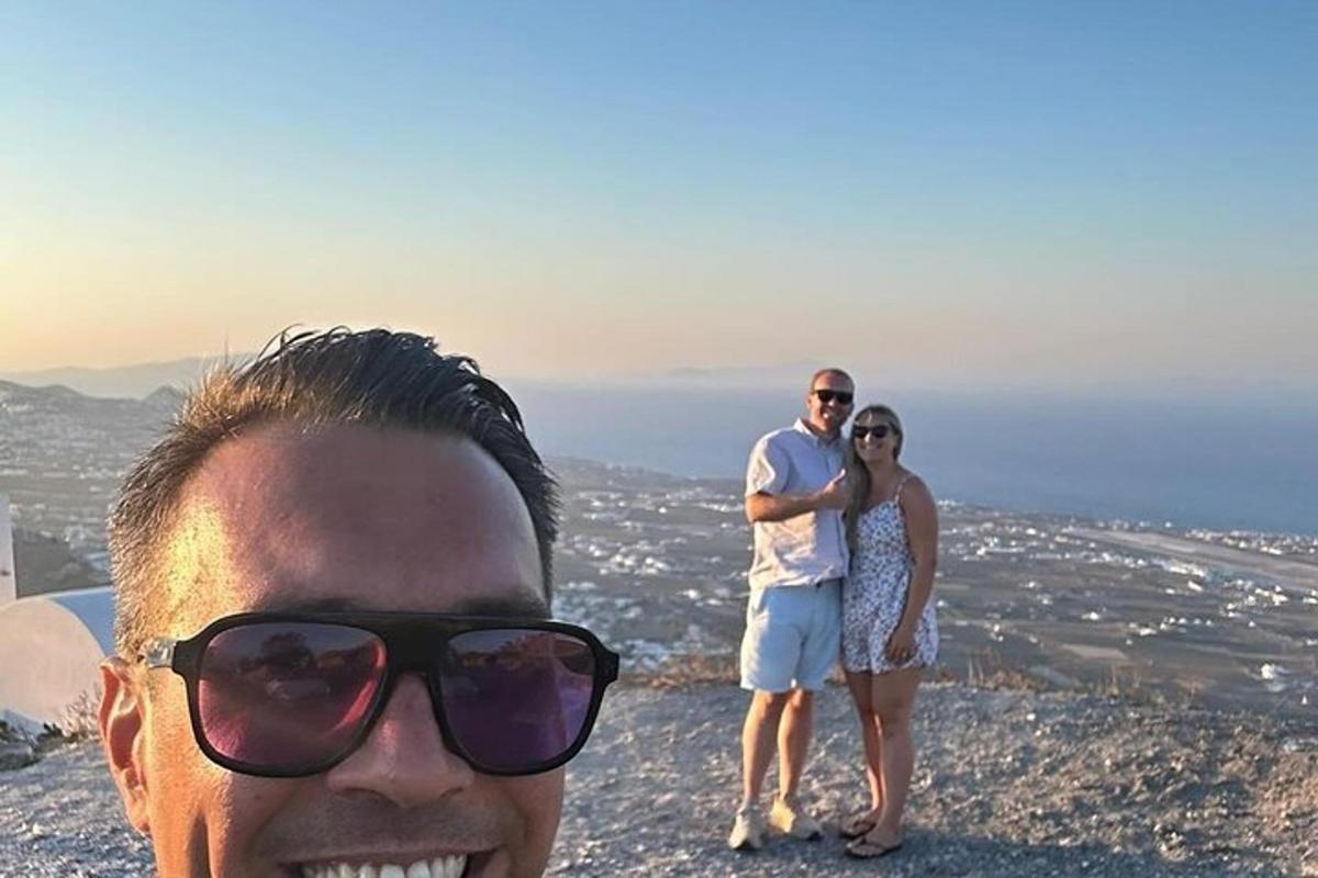 un uomo e una donna in piedi sulla cima di una montagna