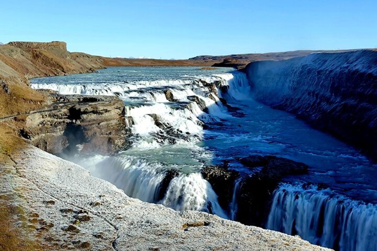 vista d'una cascada en un penya-segat