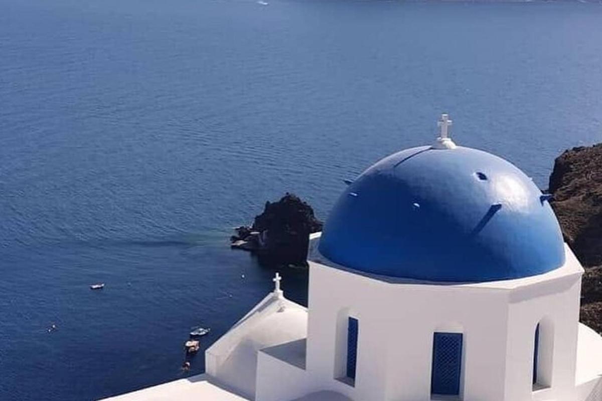ένα μπλε και άσπρο κτίριο με μπλε τρούλο