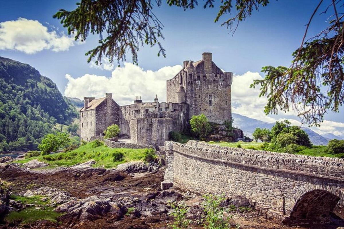 un vecchio castello su una collina con un ponte