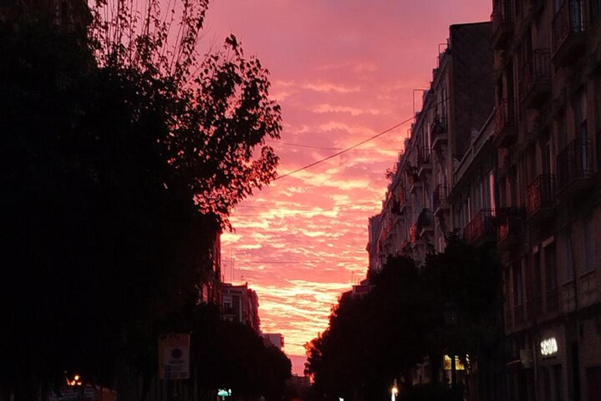 ein Sonnenuntergang auf einer Stadtstraße mit Gebäuden