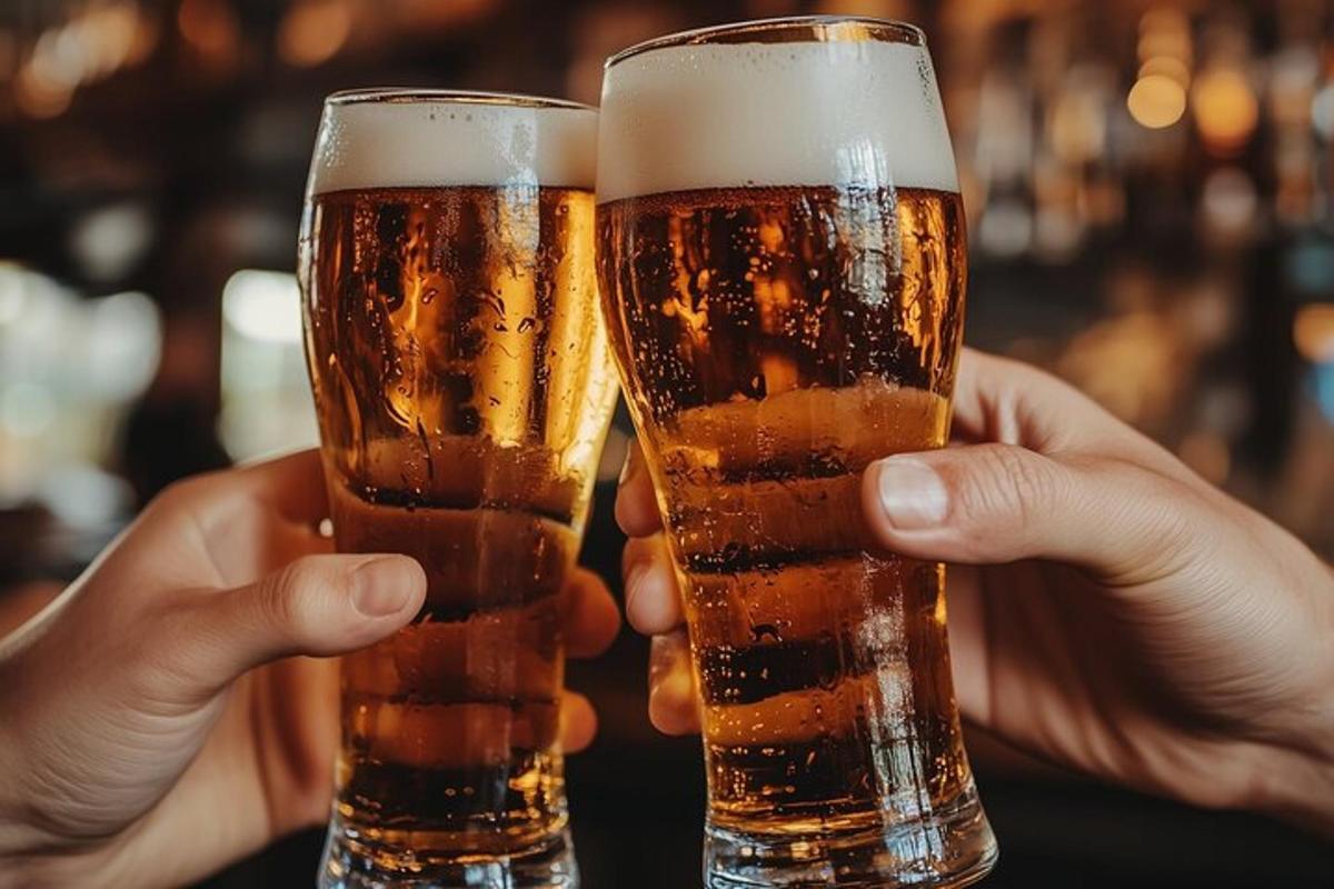 kaks inimest hoiavad käes kahte klaasi õlut