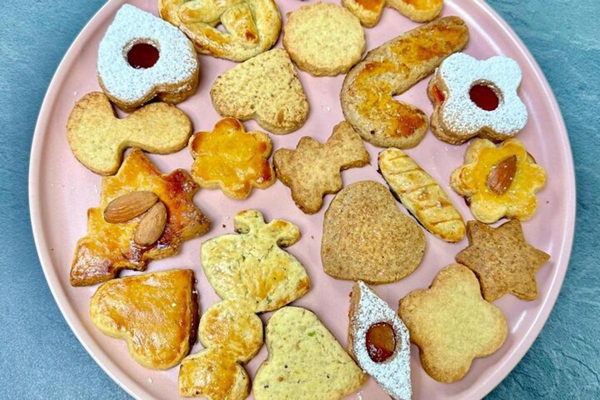 sepinggan biskut di atas meja