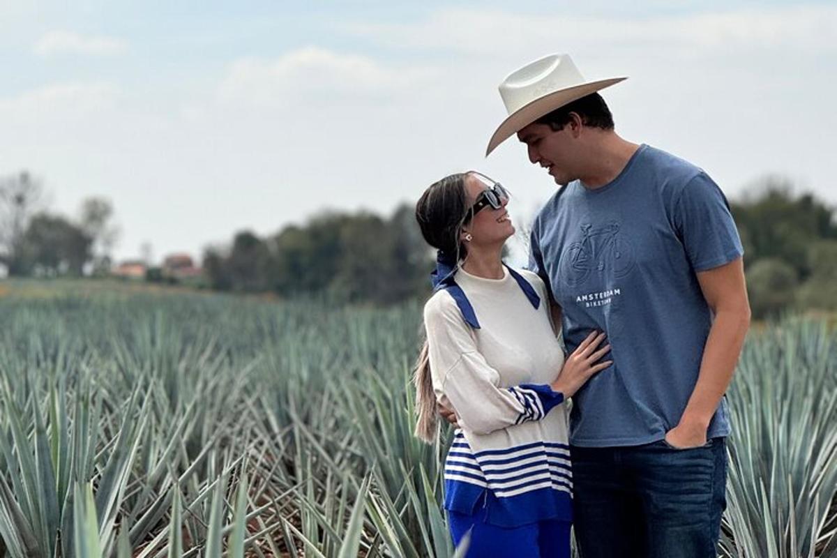 un uomo e una donna in piedi in un campo