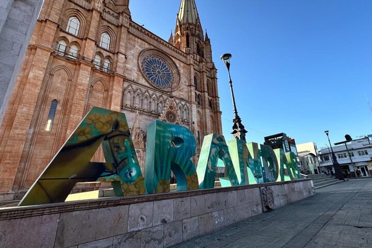 un edificio con una torre dell'orologio e un cartello che dice arma