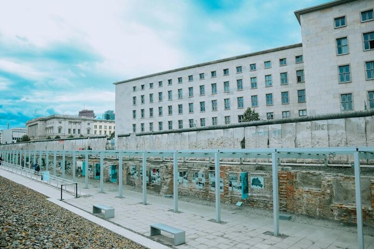 o clădire lângă un zid cu o clădire