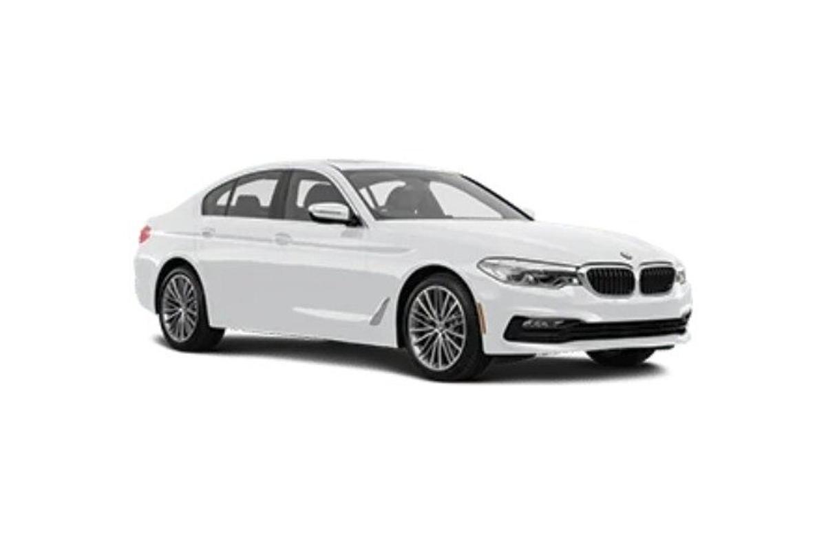 Hvítur BMW bíll einangraður á hvítum bakgrunni