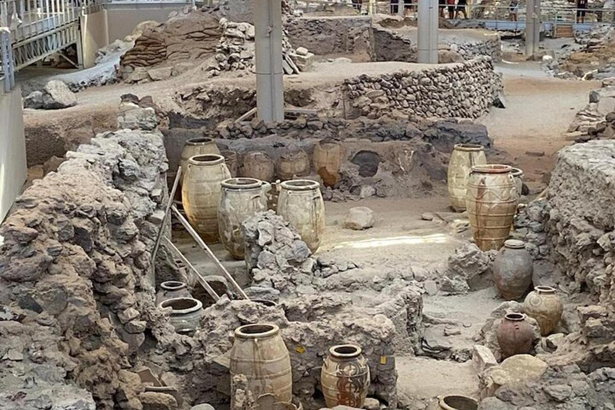 un gruppo di vasi appoggiati nella terra