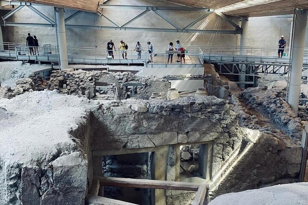 un gruppo di persone in piedi su una piattaforma in un museo