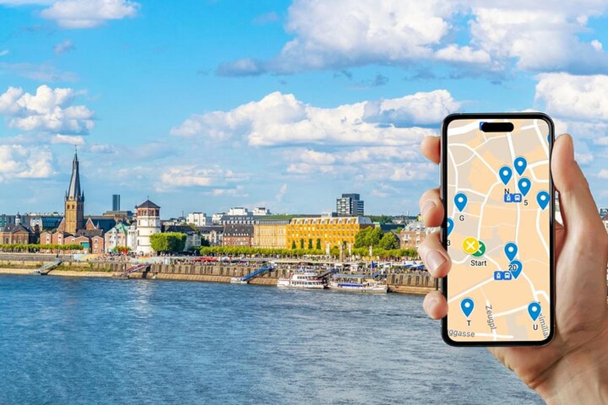 una persona che tiene in mano un cellulare e scatta una foto di un fiume