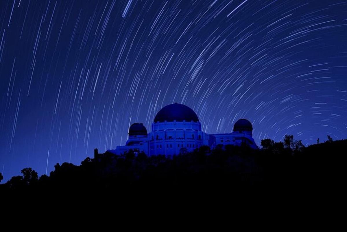 un edifici amb rastres d'estrelles al cel nocturn