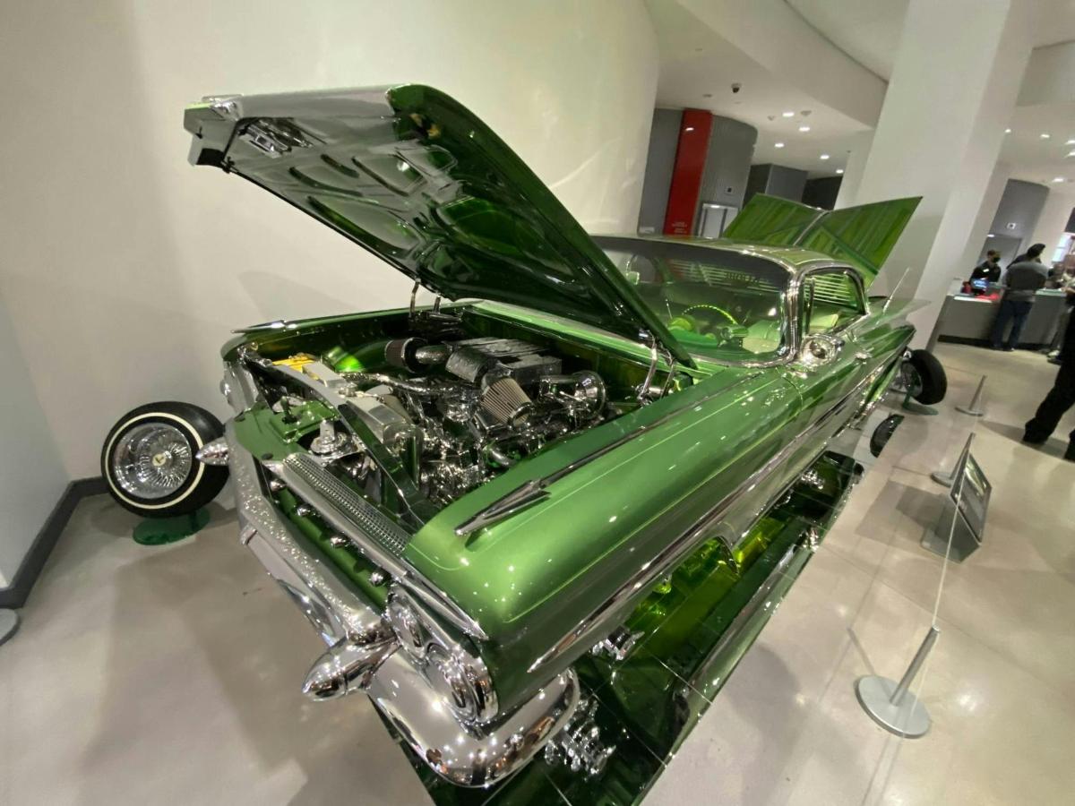 zelené auto vystavené na autosalonu