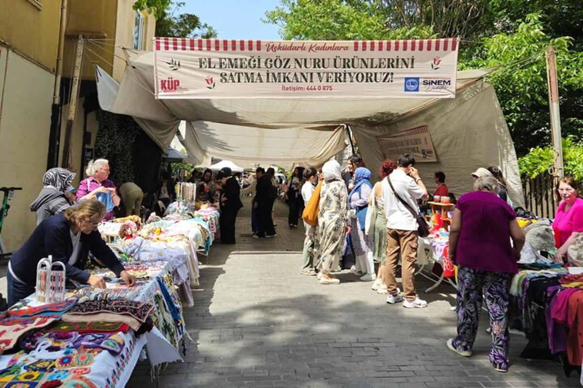 קבוצת אנשים עומדת סביב שוק עם מיטות