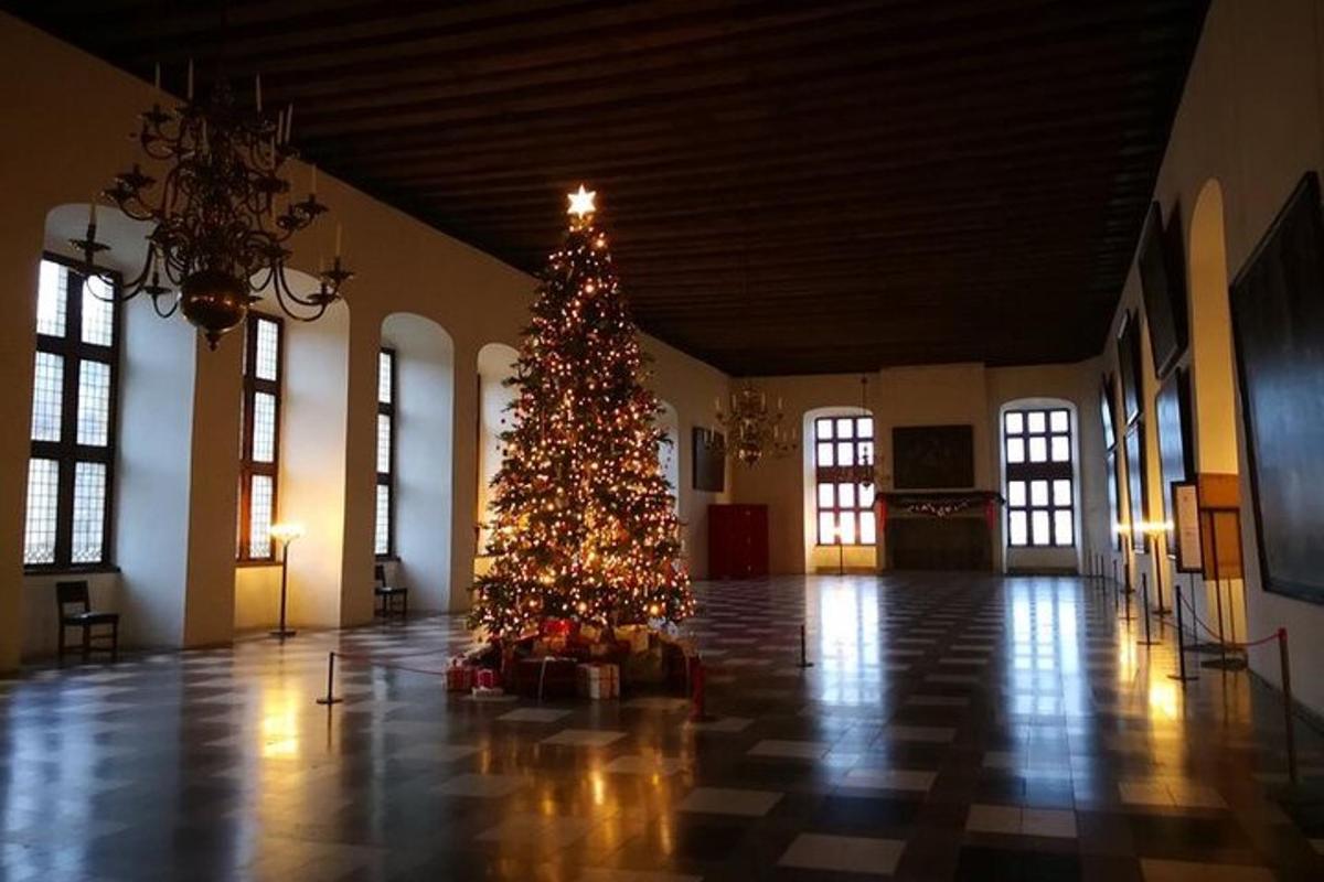 pokok krismas di tengah-tengah bilik
