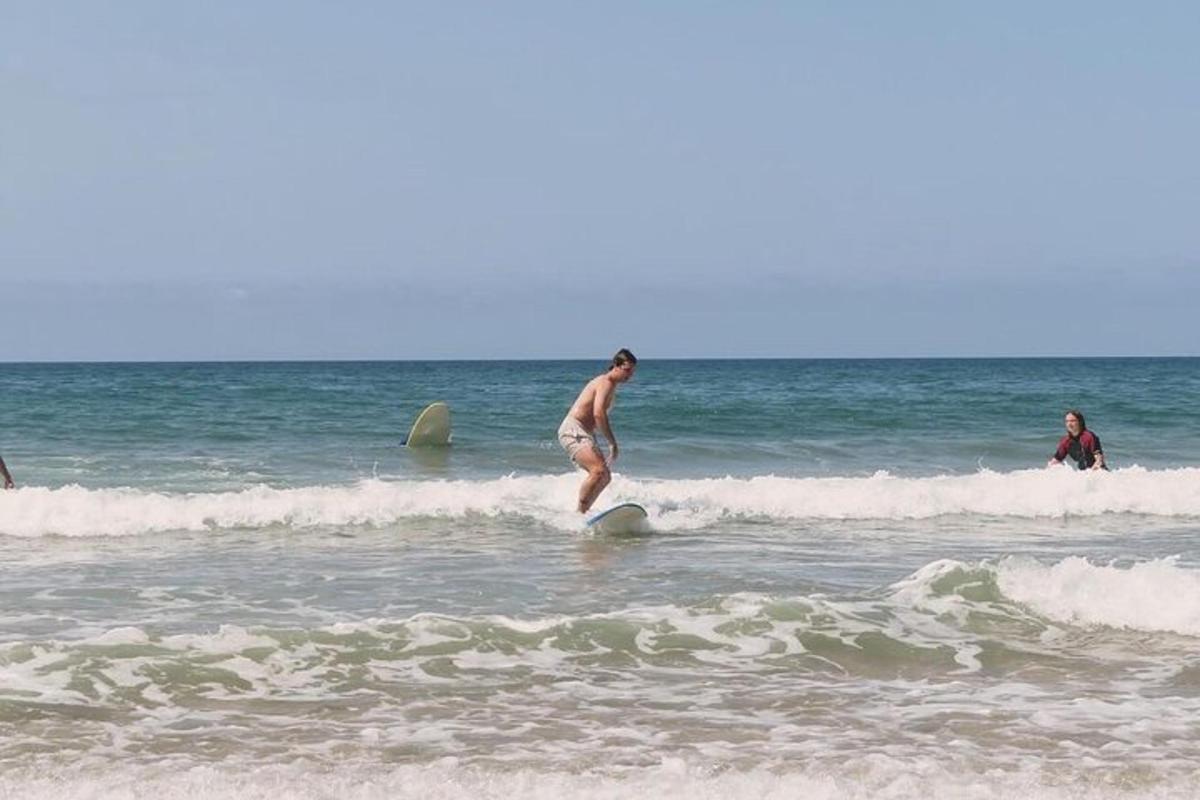 一名男子在海上冲浪