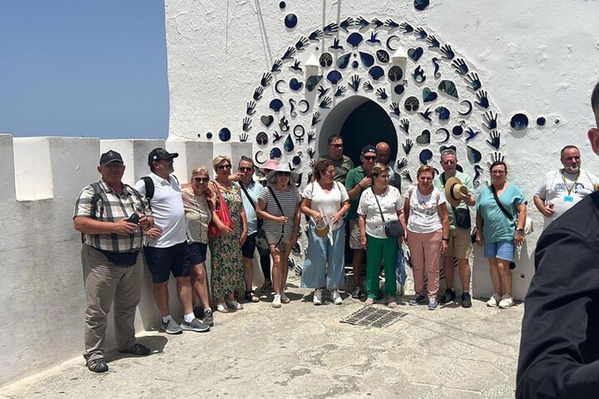 un gruppo di persone in piedi davanti a un edificio