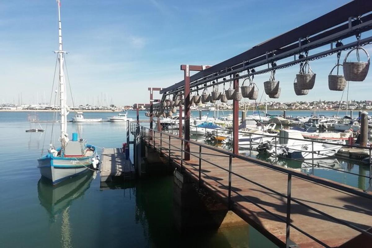 dermaga dengan perahu yang berlabuh di marina