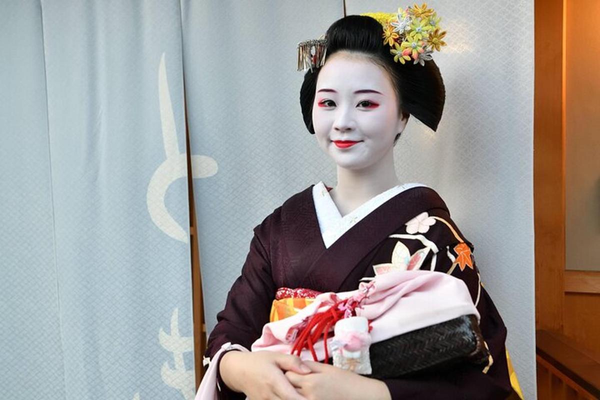seorang wanita berpakaian geisha memegang timbunan