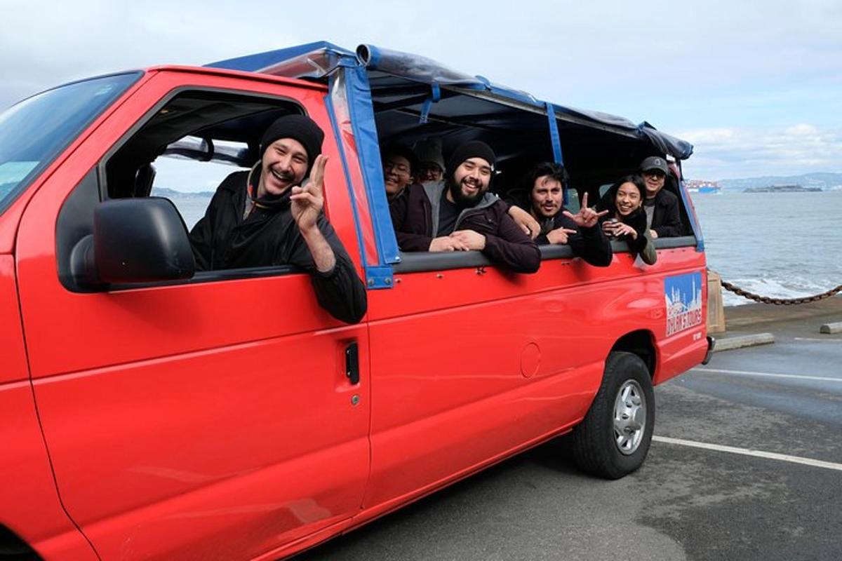 um grupo de pessoas sentadas em uma van vermelha