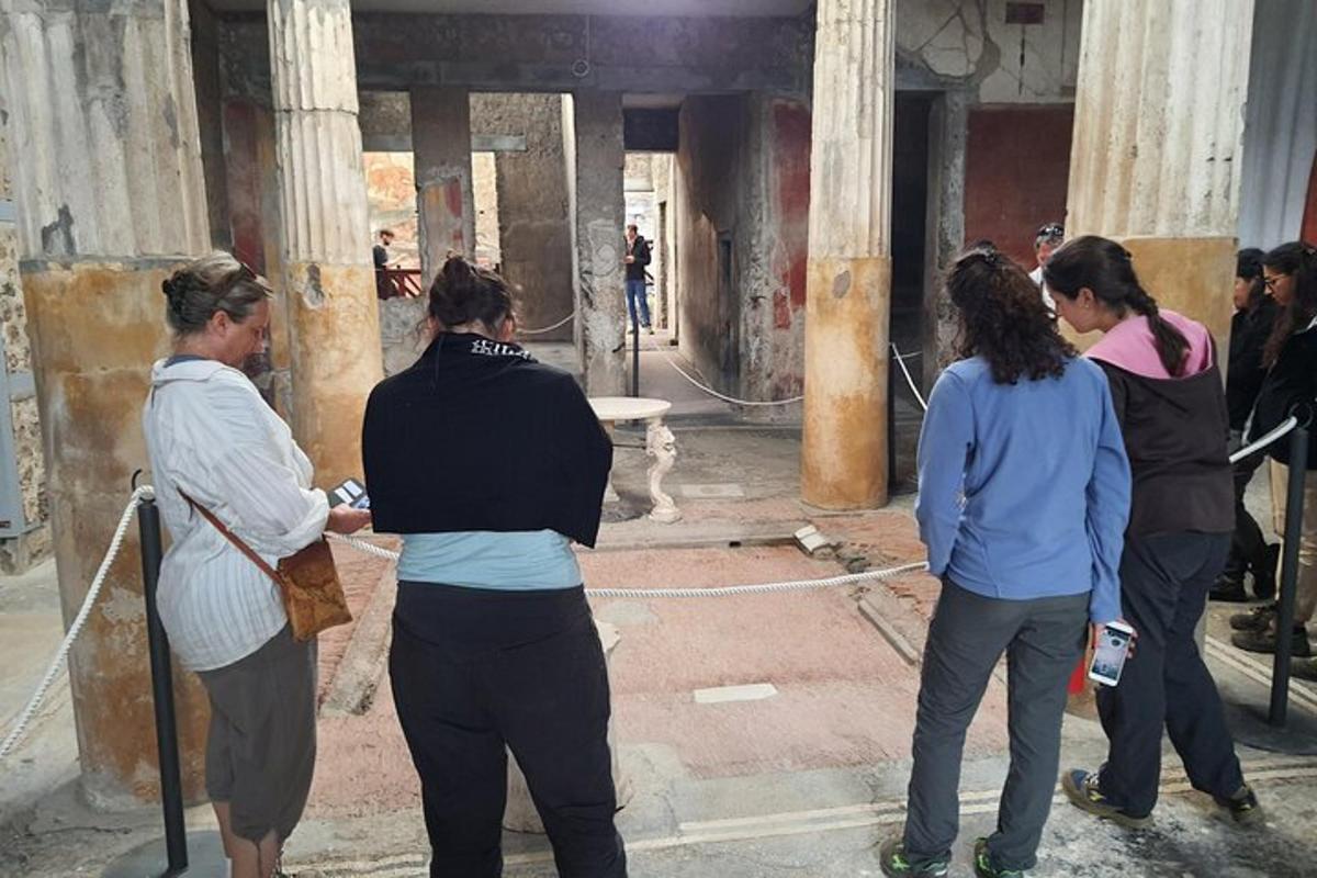 un grup de oameni care stau într-o clădire