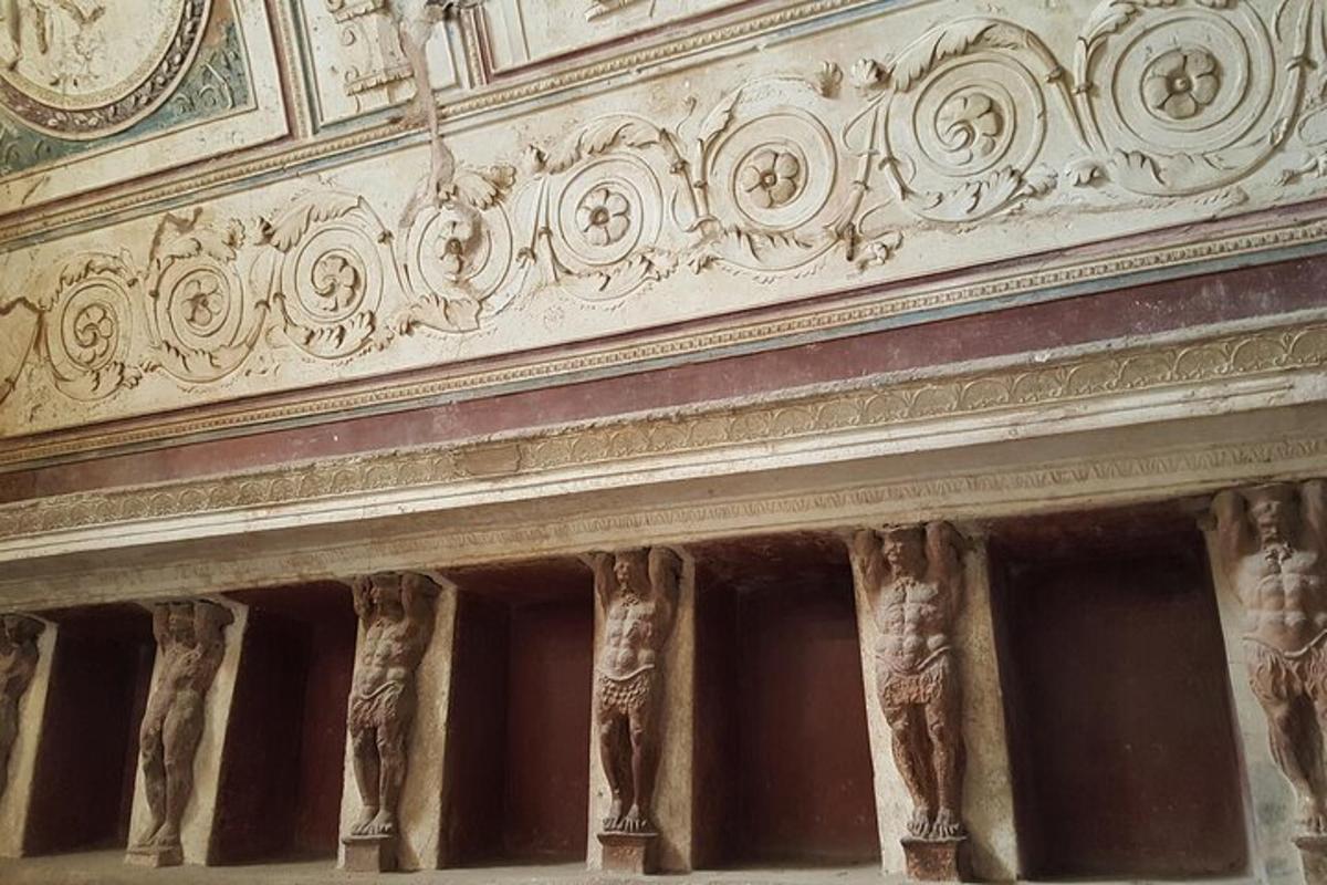 o clădire cu sculpturi complicate pe lateral