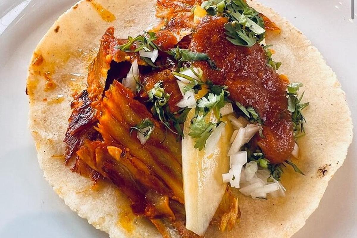 tortilla szósszal és zöldségekkel egy tányéron