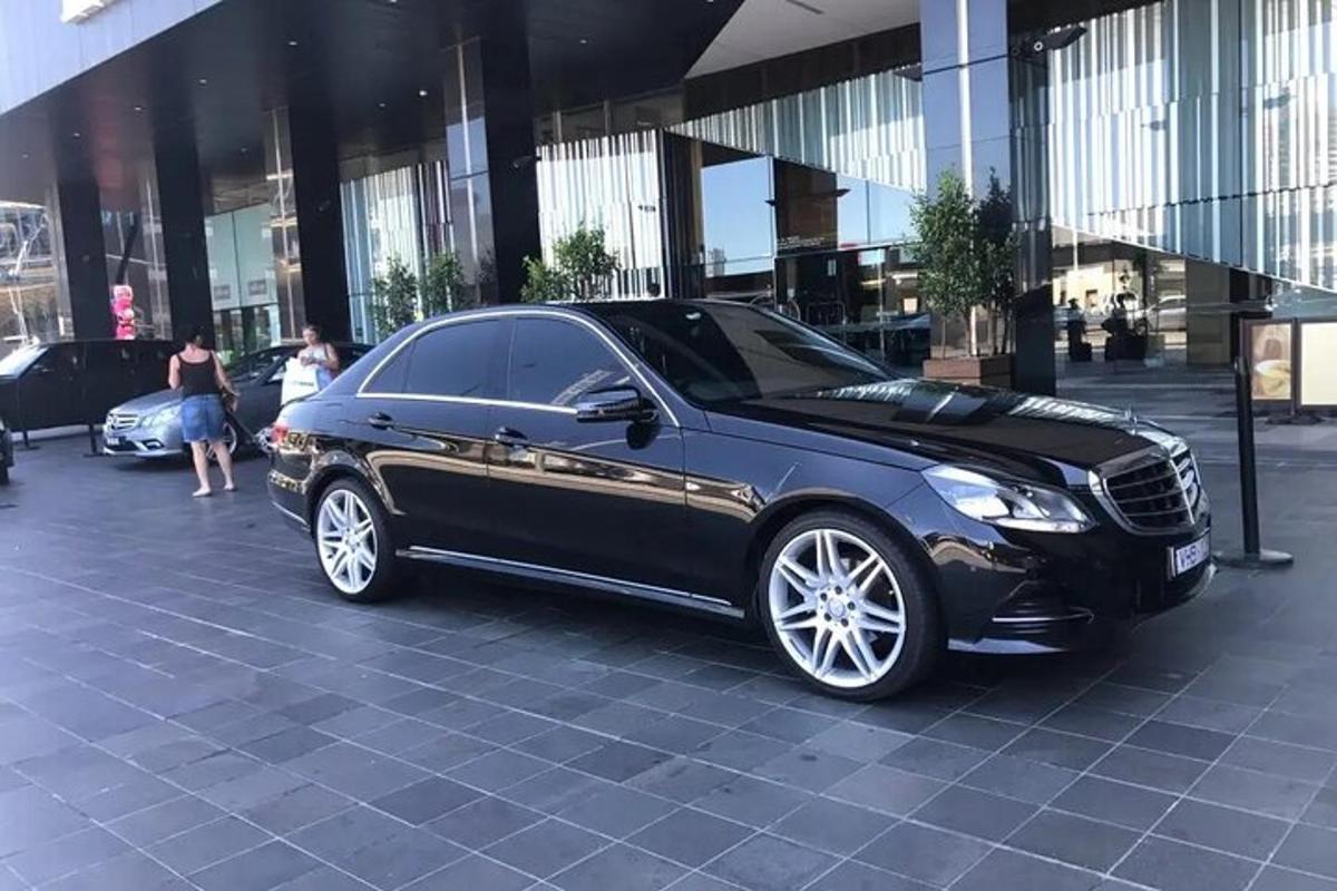 černé auto zaparkované před budovou