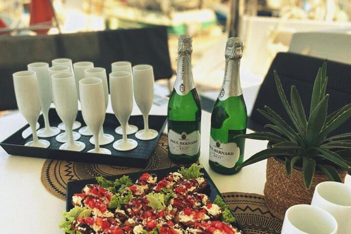 et bord med to flasker champagne og vinglass