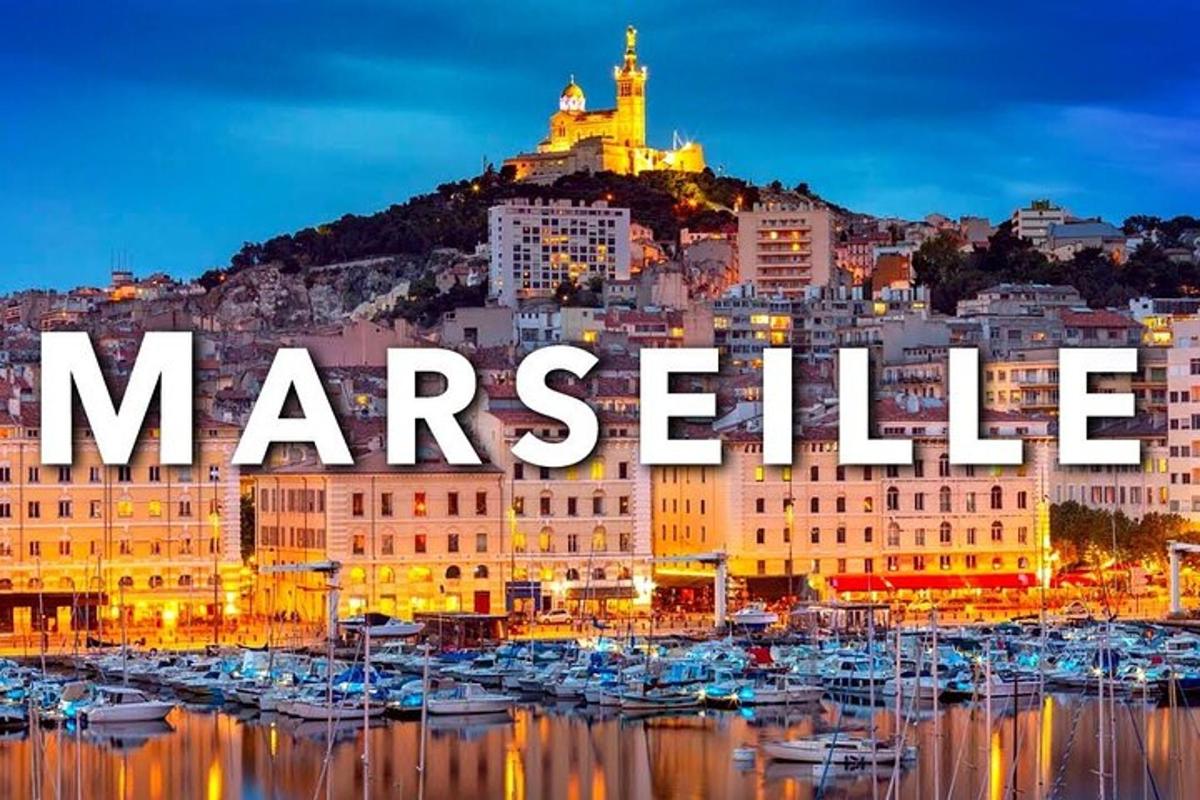 Marseille látképe hajókkal a kikötőben