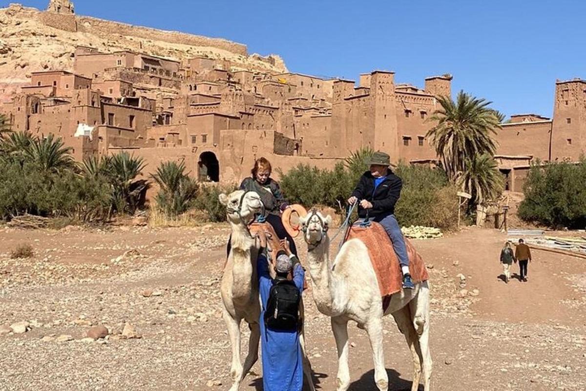 一群人骑马在城堡前