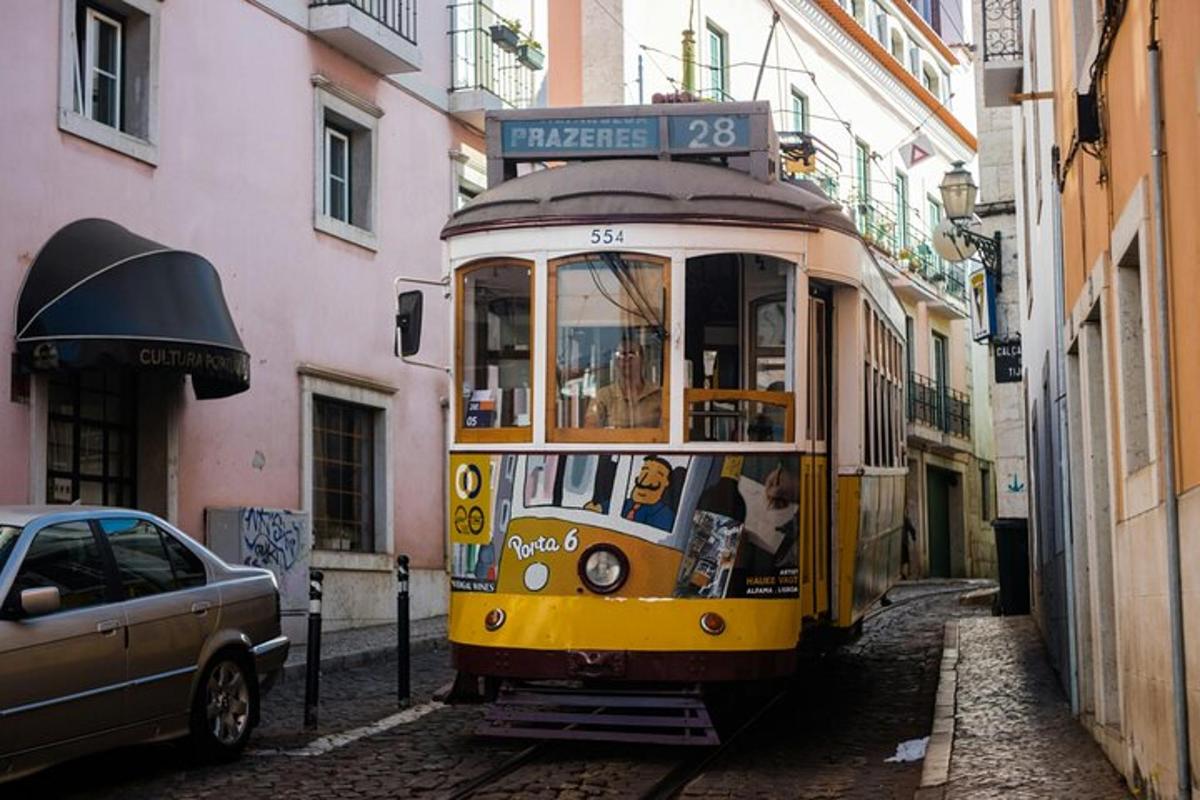 žlutý tramvaj jedoucí po ulici