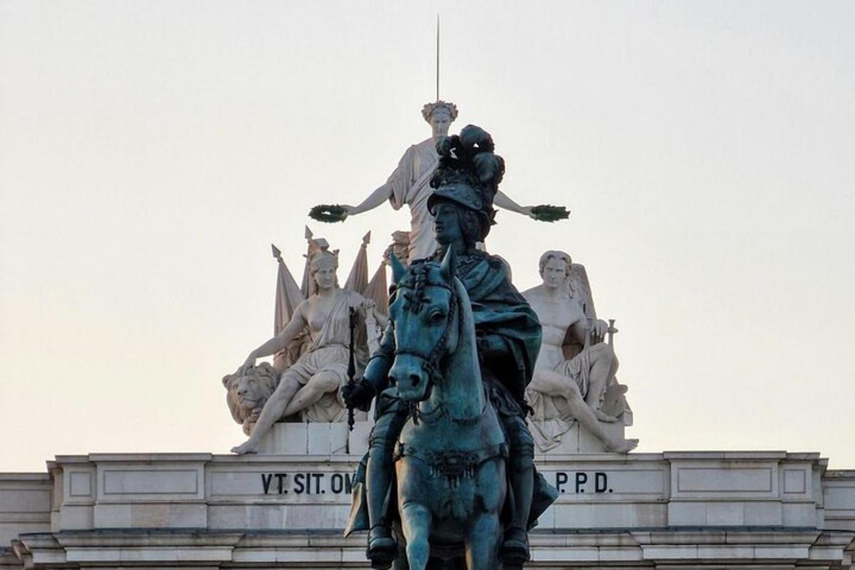vīrieša statuja zirgā ēkas priekšā
