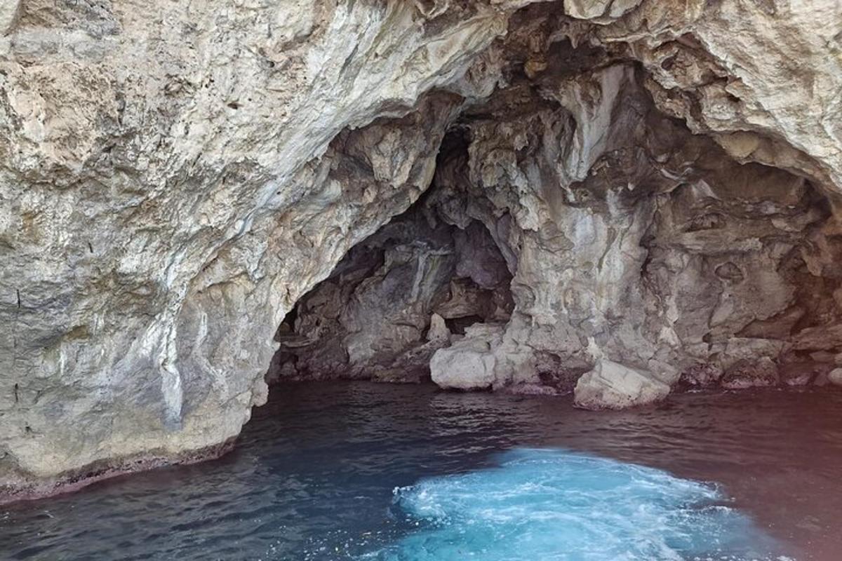 كهف به بركة زرقاء من الماء