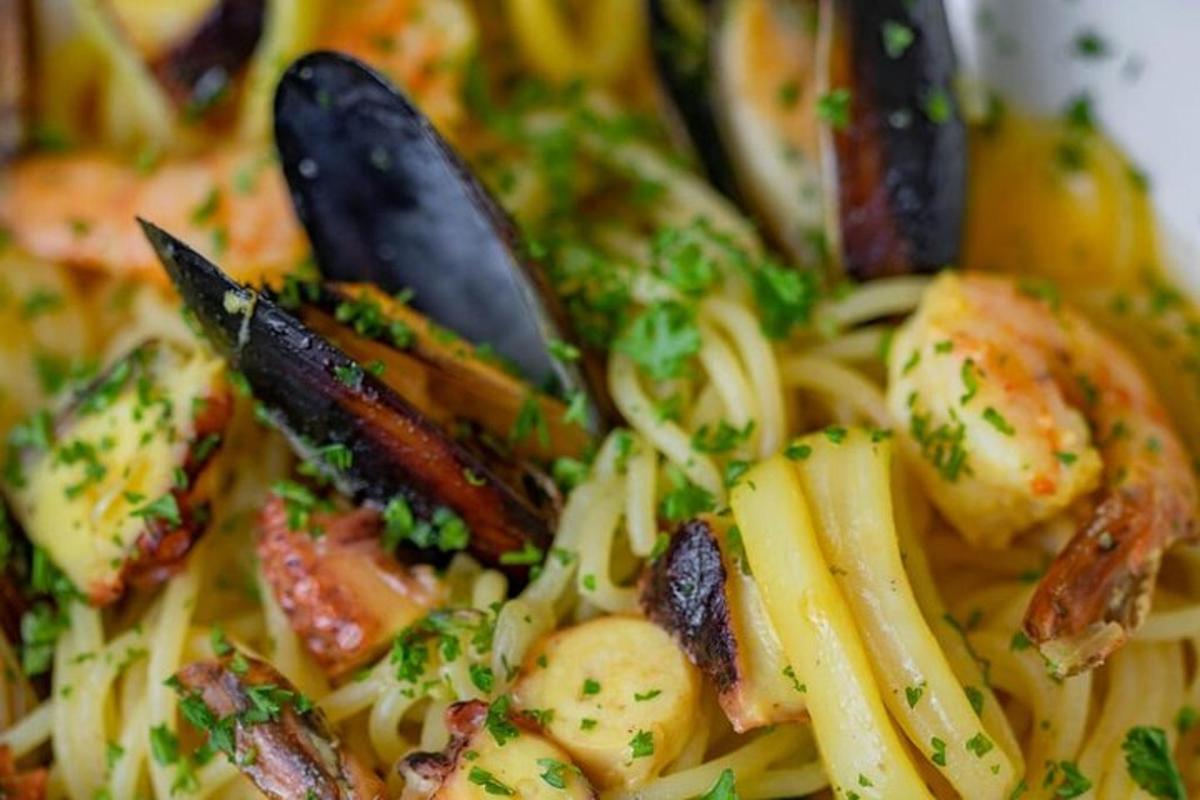 skál af pasta með rækjum og öðru grænmeti