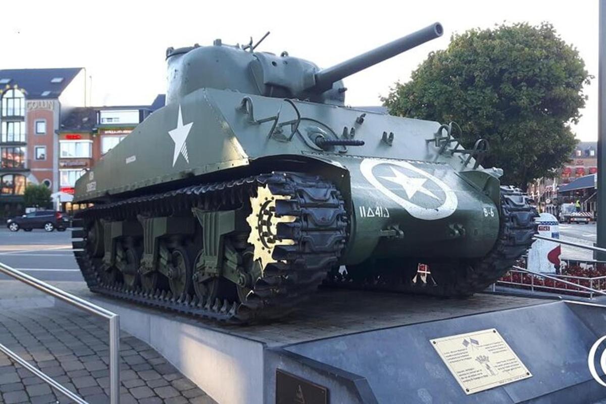un grande carro armato esposto in una città