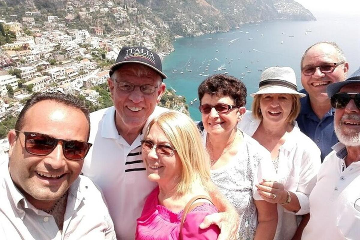 grupp inimesi poseerib pildi jaoks ookeani ees