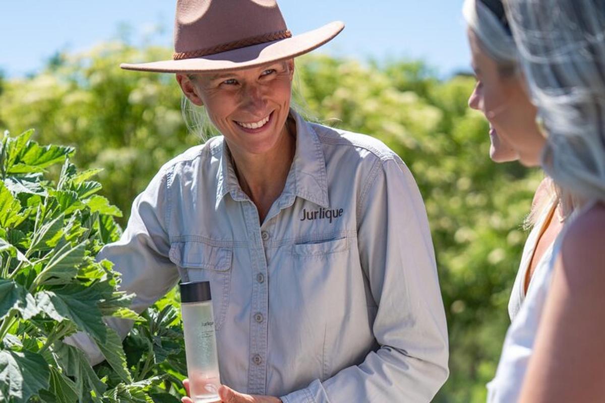 un uomo che indossa un cappello da cowboy in piedi in un giardino