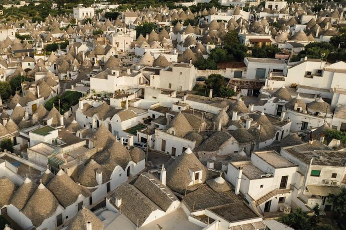 vista aèria d'un poble amb cases blanques