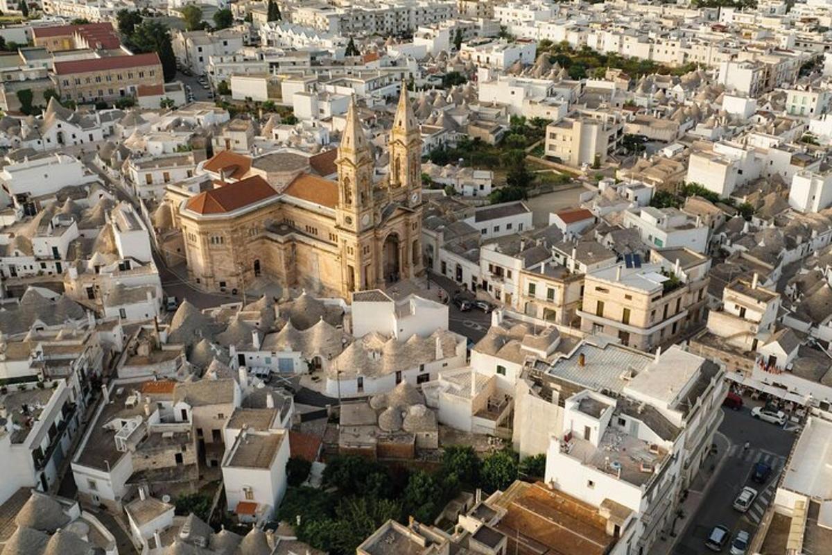 vista aèria d'una ciutat amb una església
